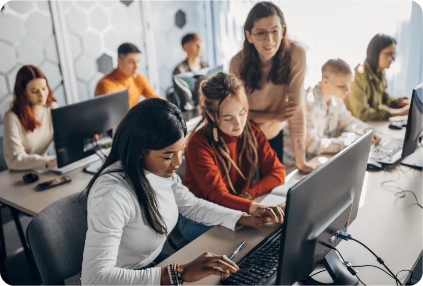Alumnas trabajando con ordenadores en un aula de informática